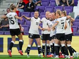 费内巴切体育总监德文·奥泽克正致力于签下两名意甲球员：AC米兰的克里斯托弗·恩昆库和拉齐奥的马泰奥·贡多齐。 来源：著名记者斯基拉